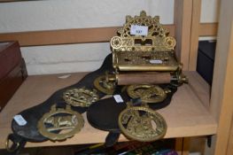 Quantity of brass items to include horse brasses and toilet roll holder