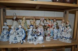 Quantity of mixed figurines