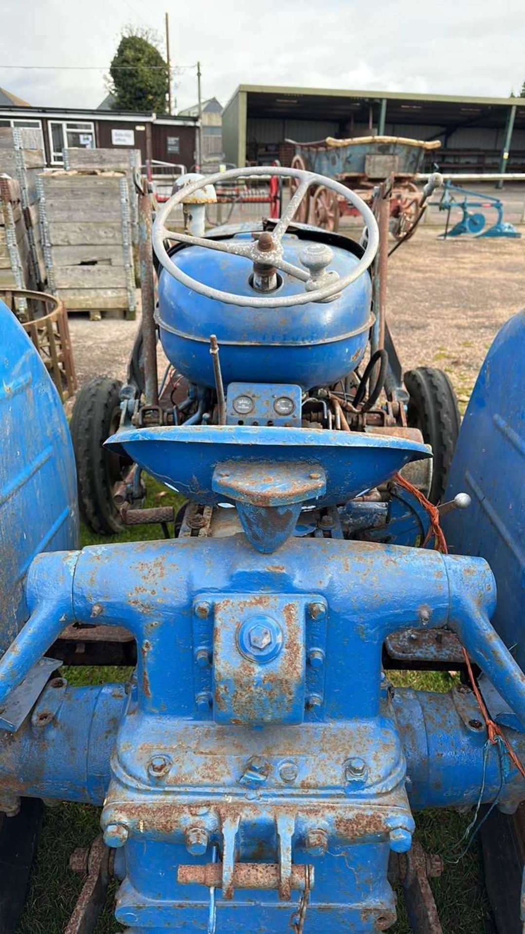 A Fordson Tractor with front loader arms, requiring full restoration - Bild 14 aus 14