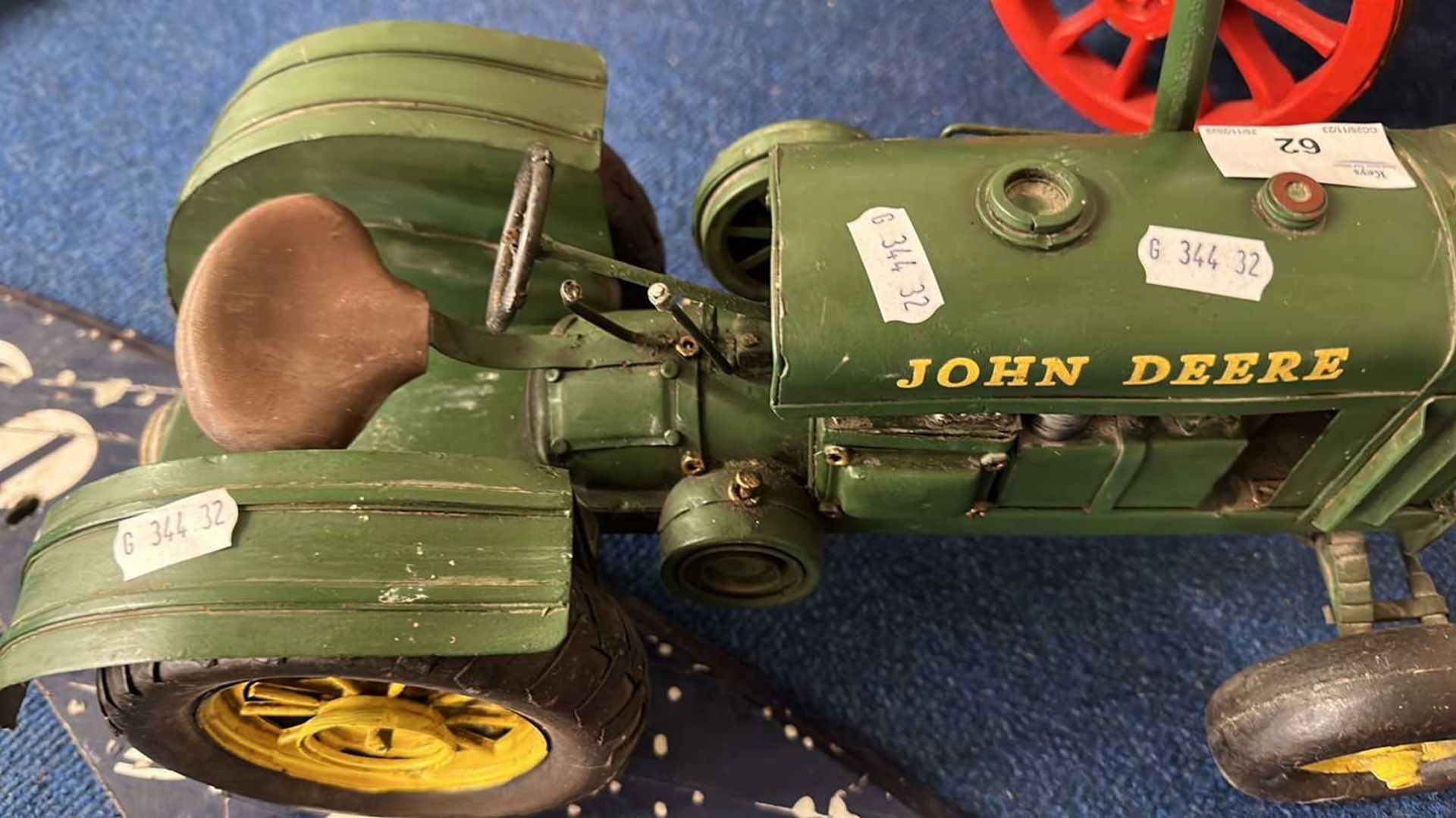 Contemporary metal model of a John Deere tractor, 36cm long - Image 5 of 6