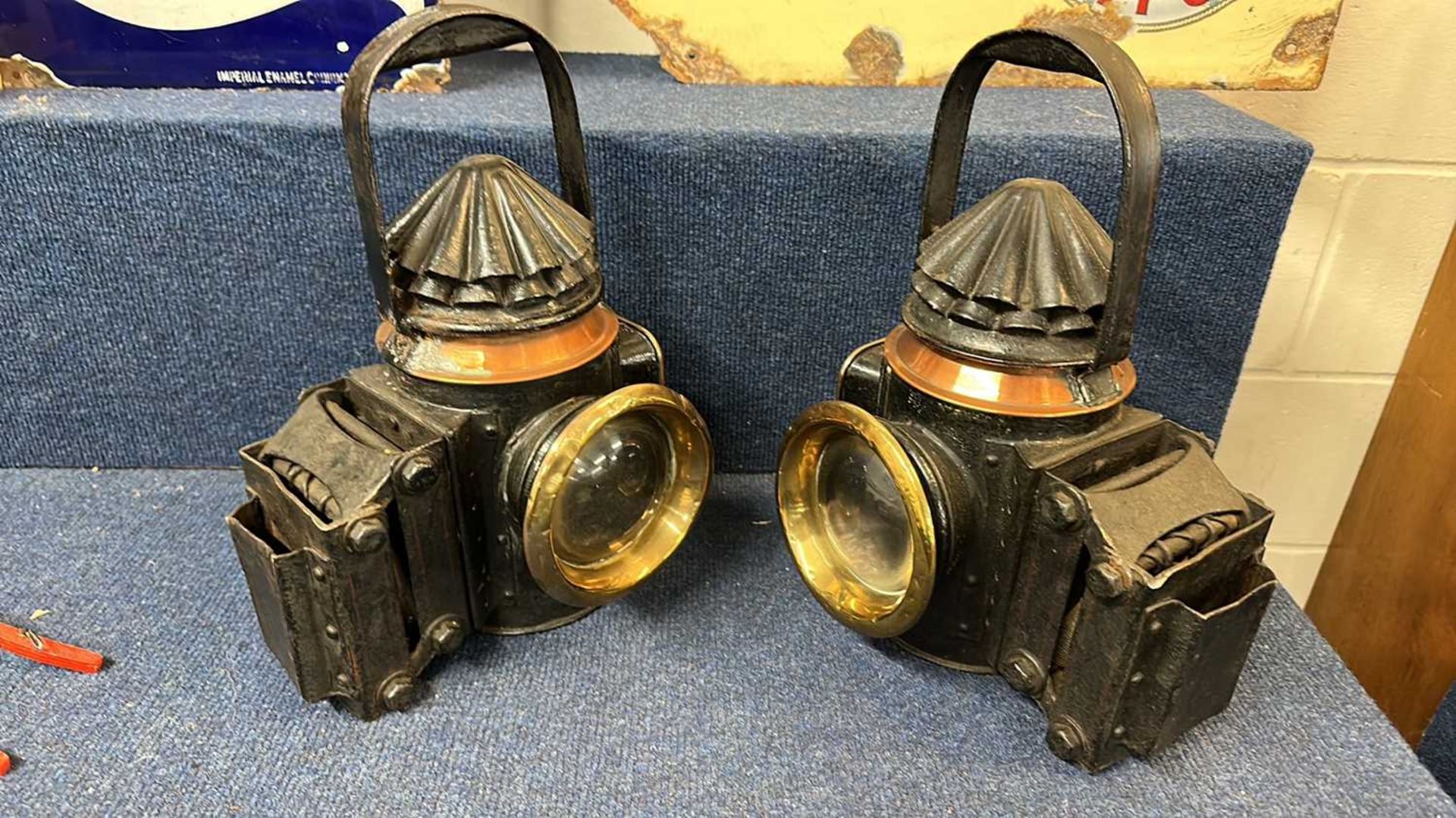 A pair of vintage iron, brass and copper mounted traction engine lamps with bullseye glass and - Bild 4 aus 6