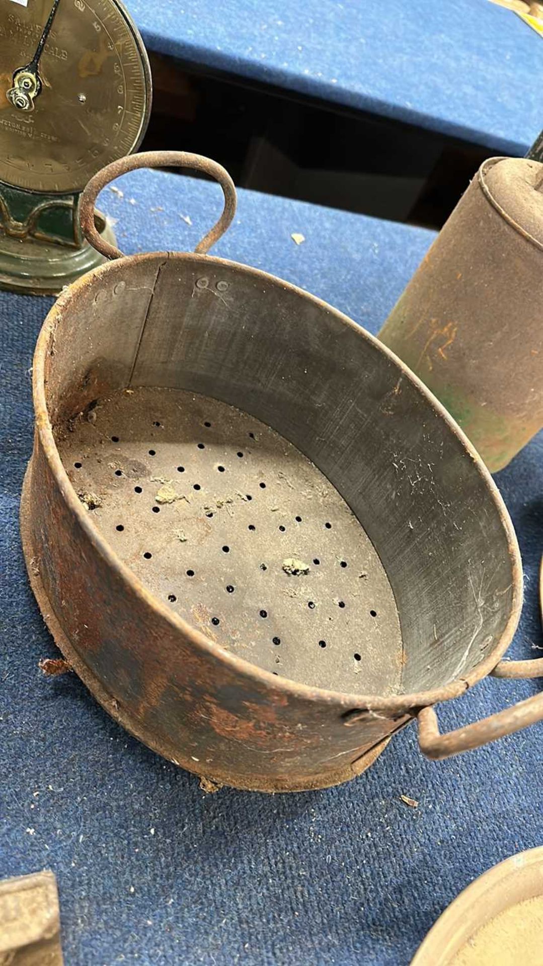 Mixed Lot: Small brass bucket together with an iron steamer pan and a sieve (3) - Image 3 of 3