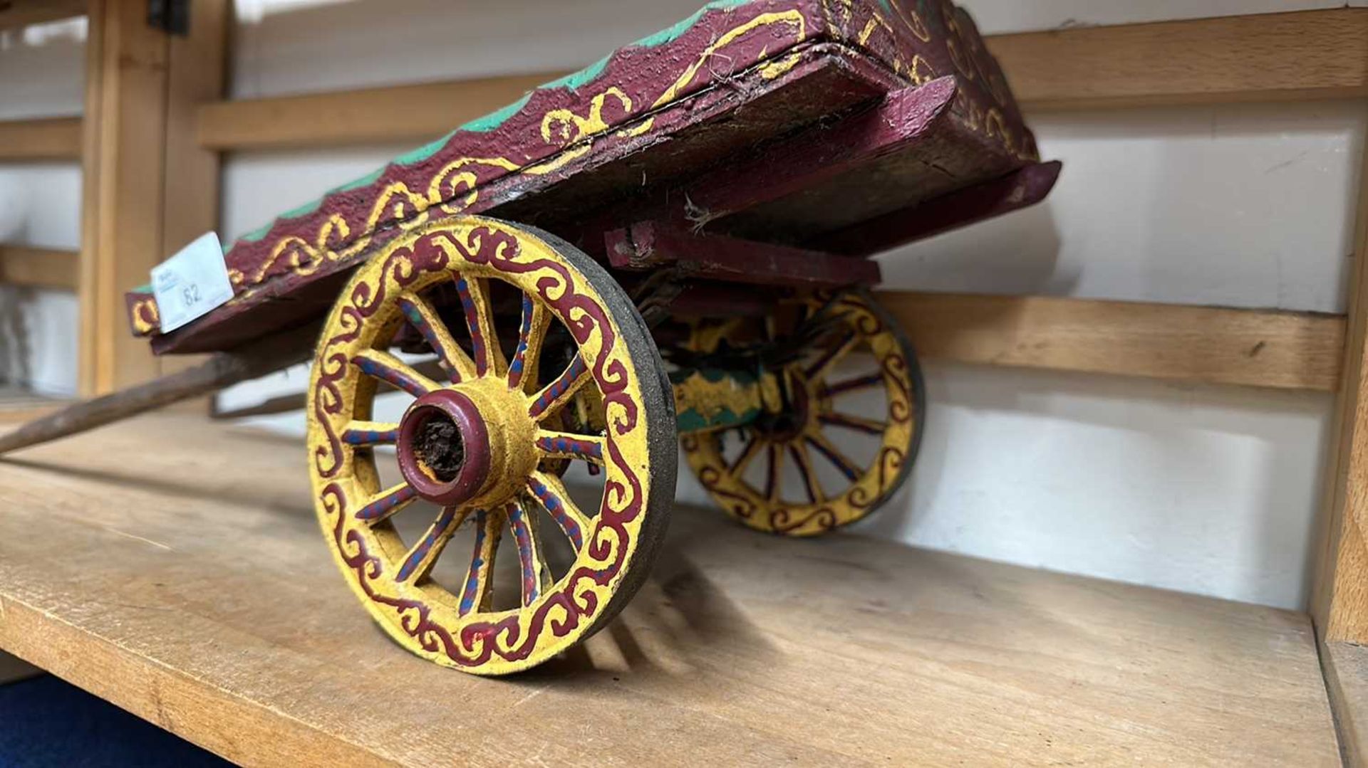 A scratch built model of a single axle flat topped cart with painted decoration, 48cm long - Bild 4 aus 5