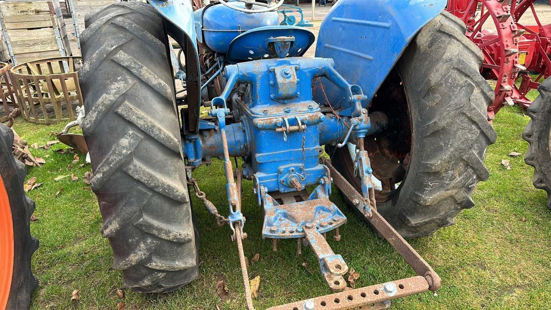 A Fordson Tractor with front loader arms, requiring full restoration - Bild 8 aus 14