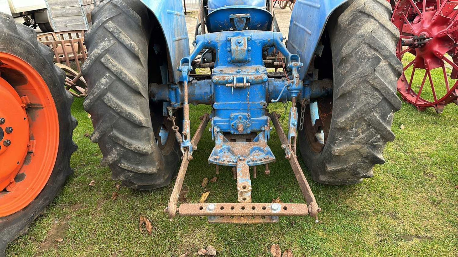 A Fordson Tractor with front loader arms, requiring full restoration - Bild 12 aus 14