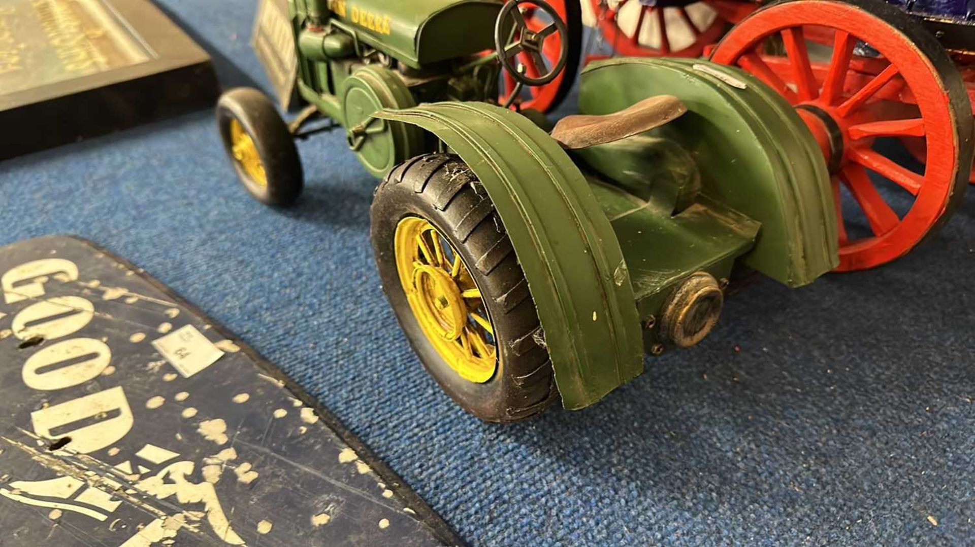 Contemporary metal model of a John Deere tractor, 36cm long - Image 3 of 6