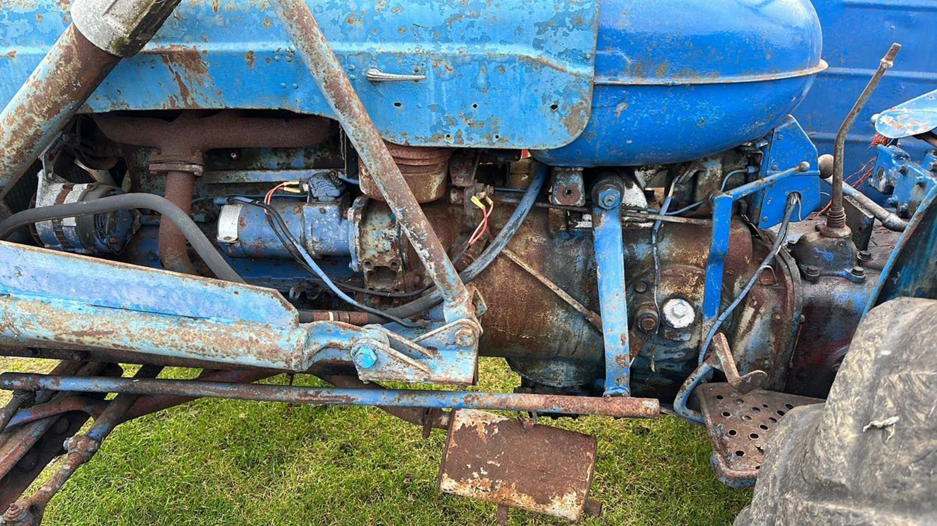 A Fordson Tractor with front loader arms, requiring full restoration - Image 7 of 14