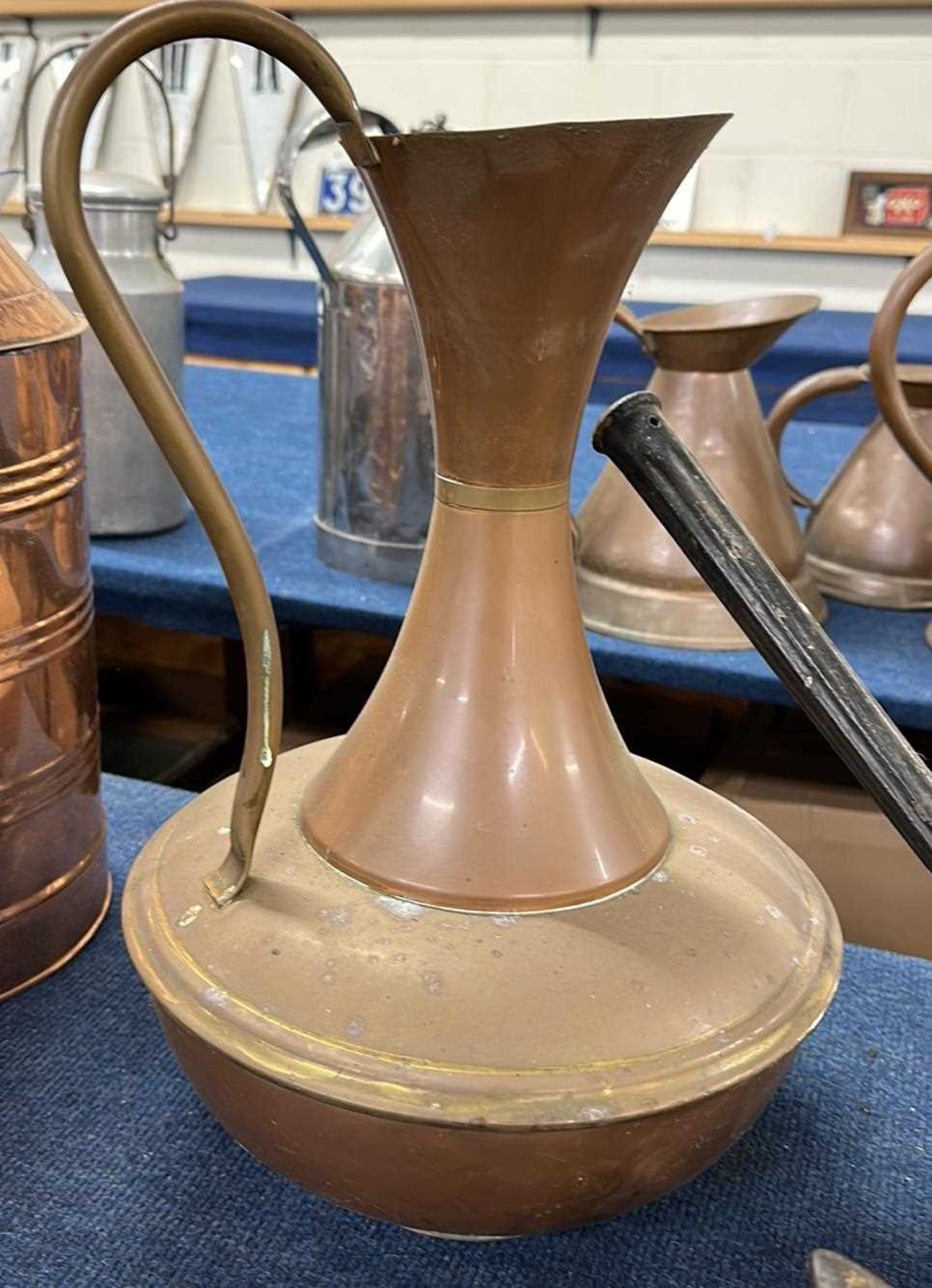 A large copper jug - Bild 3 aus 3
