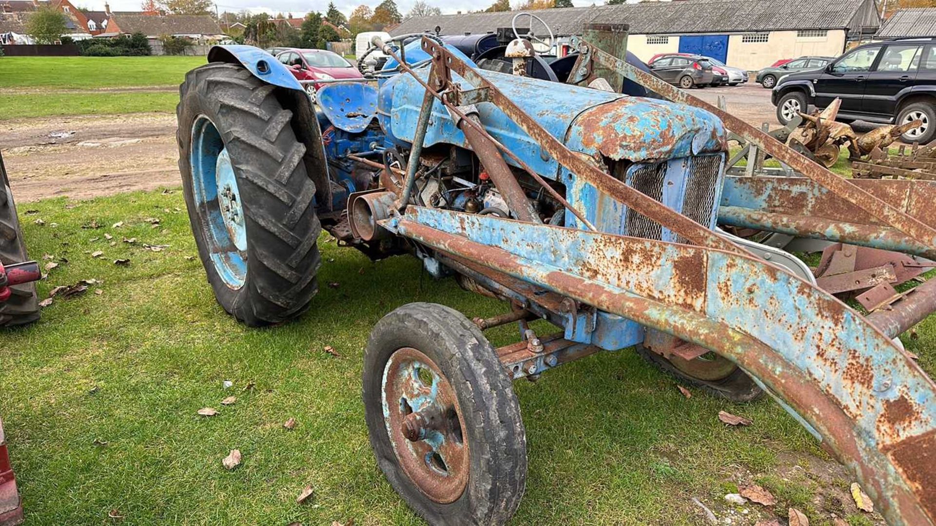 A Fordson Tractor with front loader arms, requiring full restoration - Bild 2 aus 14