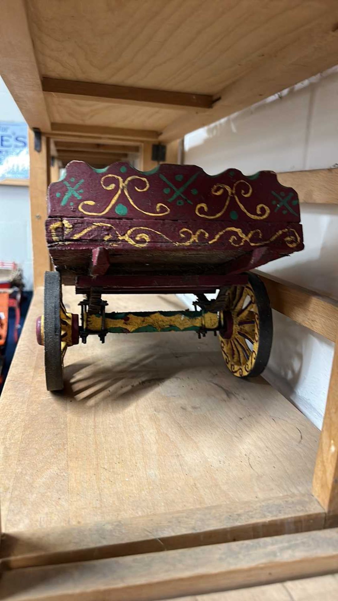 A scratch built model of a single axle flat topped cart with painted decoration, 48cm long - Bild 3 aus 5
