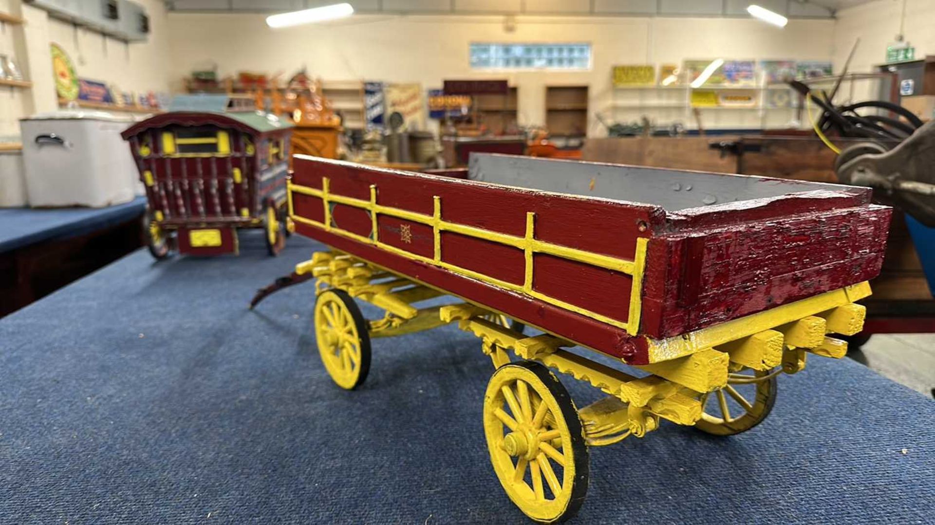 A scratch built model of a double axle low bodied cart, approx 80cm long in total - Bild 5 aus 6