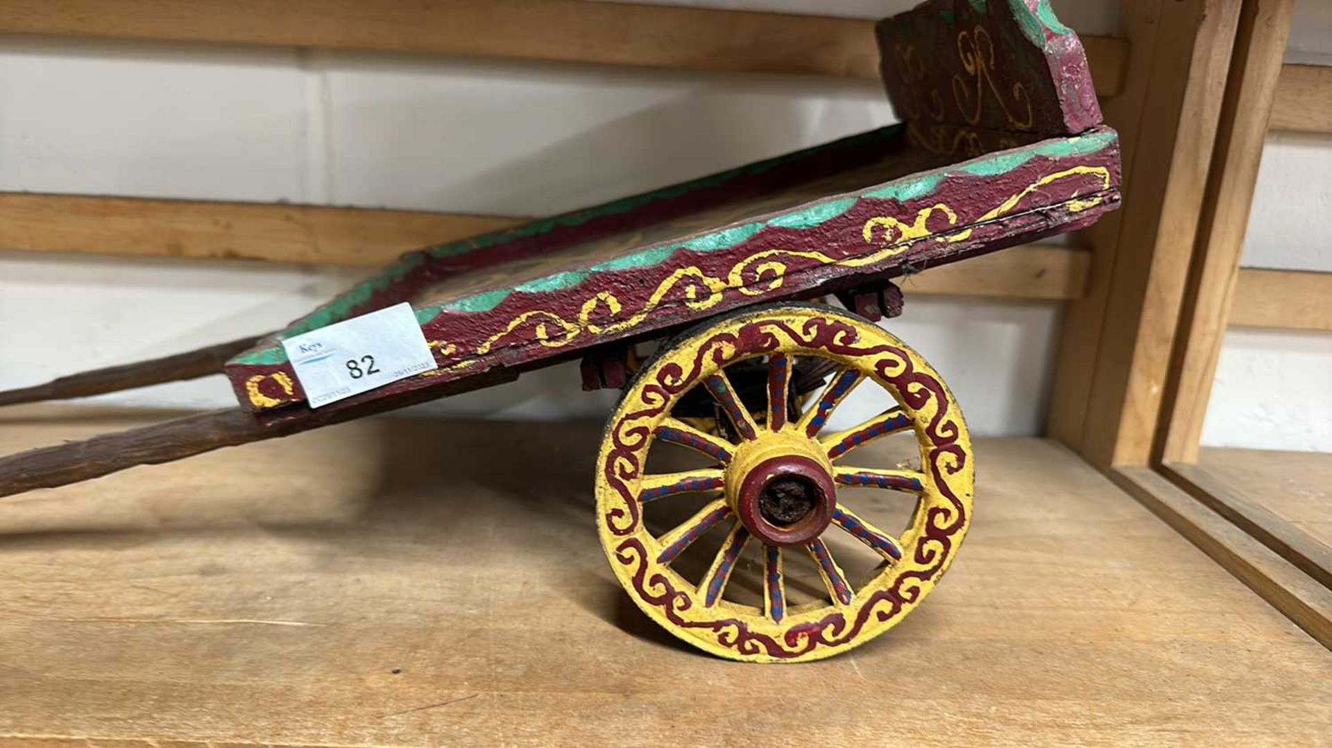 A scratch built model of a single axle flat topped cart with painted decoration, 48cm long - Bild 2 aus 5