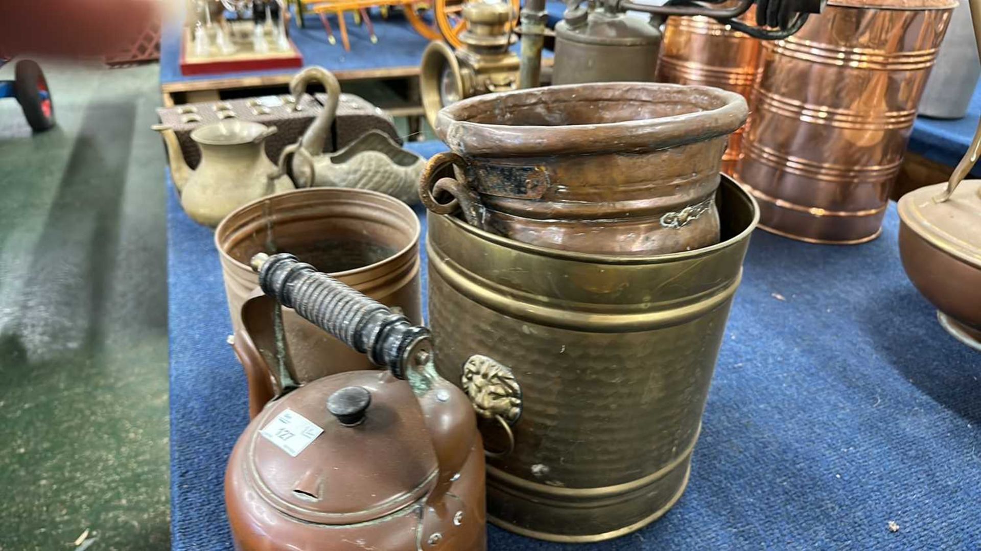 Mixed Lot: Vintage electric copper kettle together with three various copper and brass jardinieres - Image 2 of 5