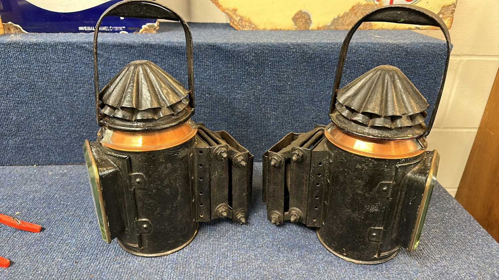 A pair of vintage iron, brass and copper mounted traction engine lamps with bullseye glass and - Bild 3 aus 6