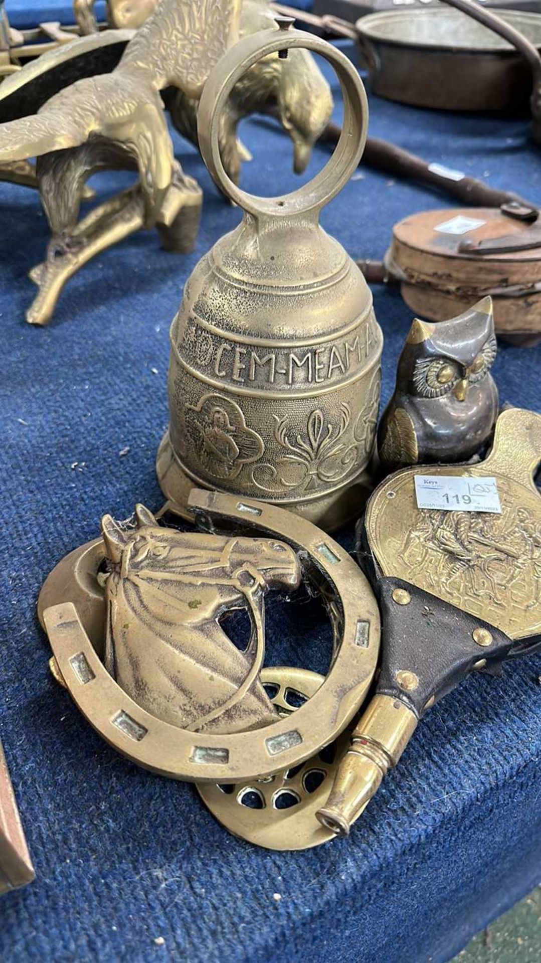 Mixed Lot: Brass bell, miniature brass mounted bellows, a horseshoe door knocker and other items - Image 3 of 4