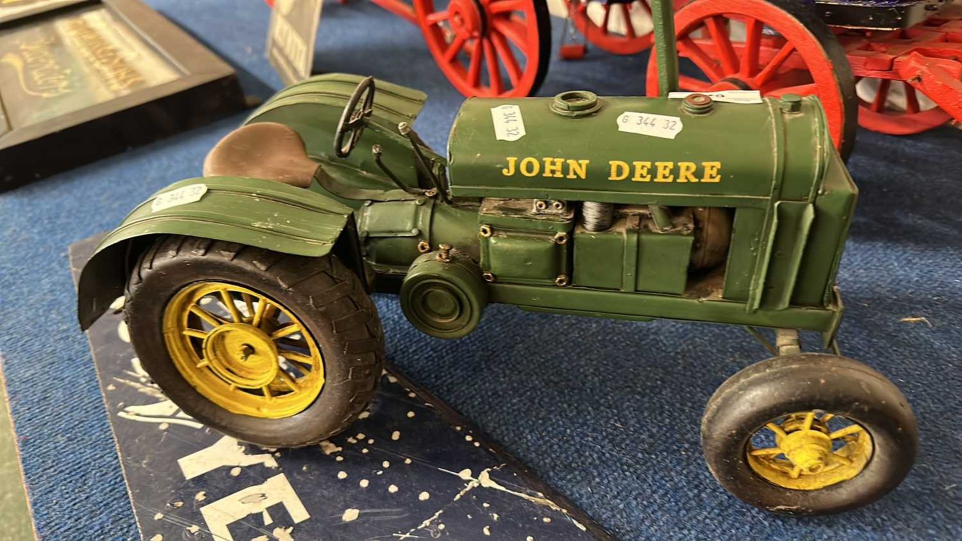 Contemporary metal model of a John Deere tractor, 36cm long - Image 4 of 6