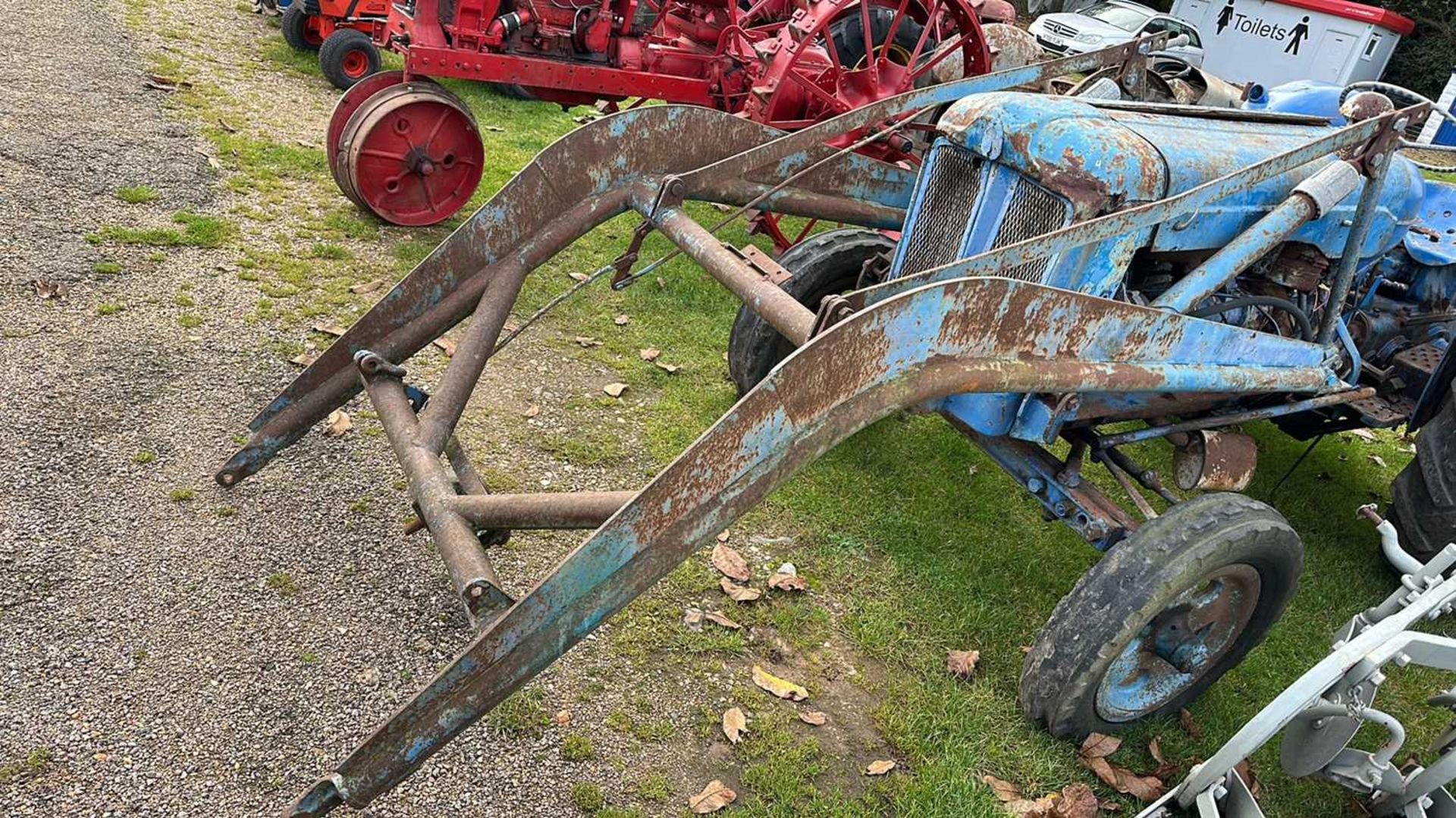 A Fordson Tractor with front loader arms, requiring full restoration - Bild 5 aus 14