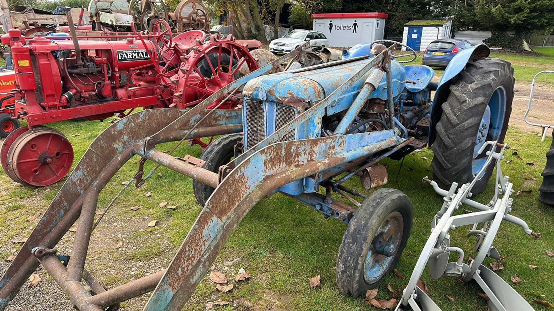 A Fordson Tractor with front loader arms, requiring full restoration - Bild 4 aus 14