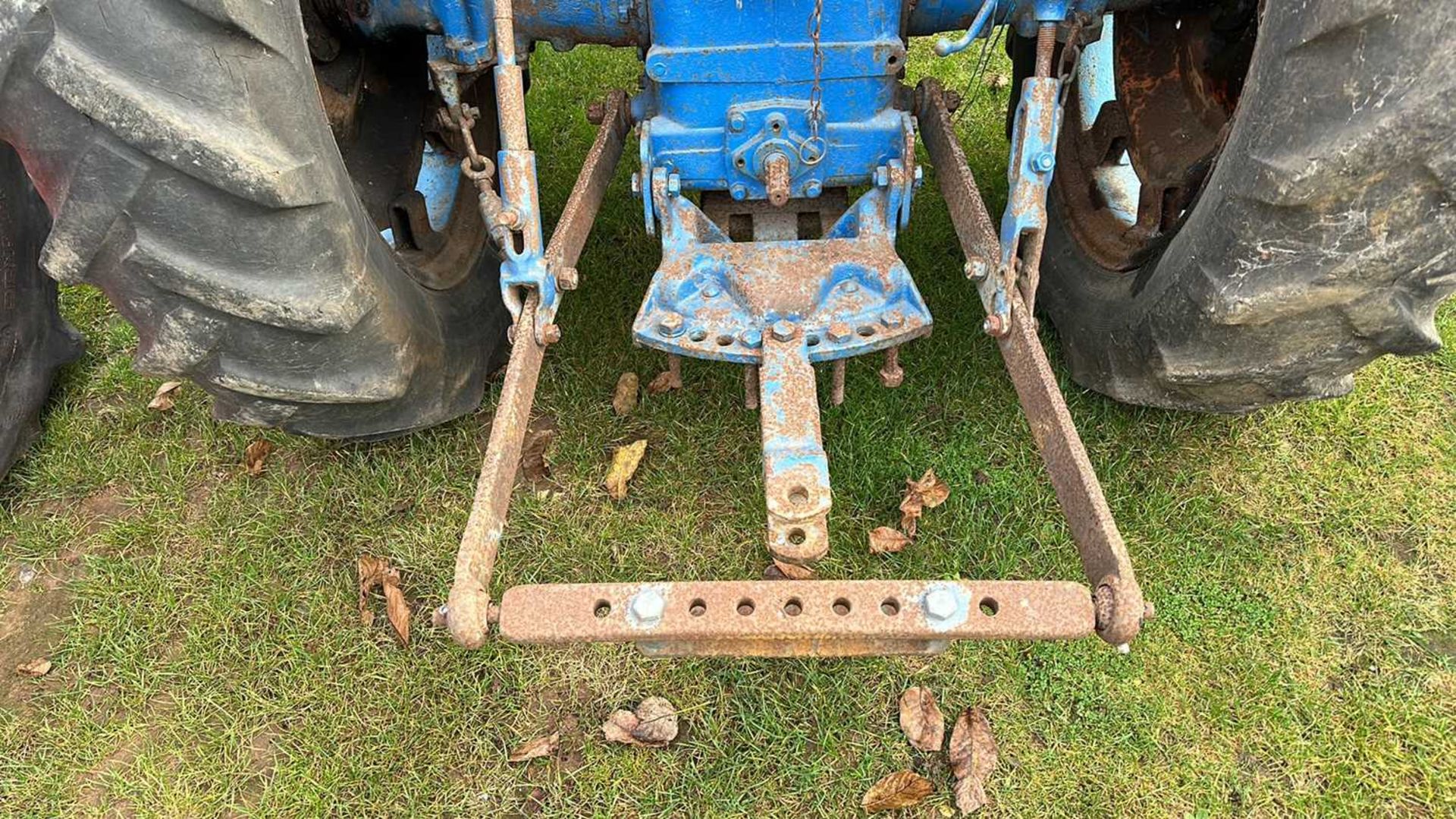 A Fordson Tractor with front loader arms, requiring full restoration - Bild 13 aus 14