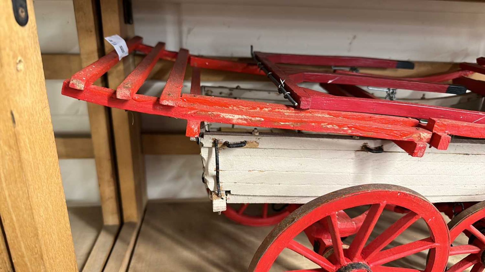 A scratch built model of a Hereford Wagon, painted in red and cream, approx 70cm long in total - Bild 4 aus 6