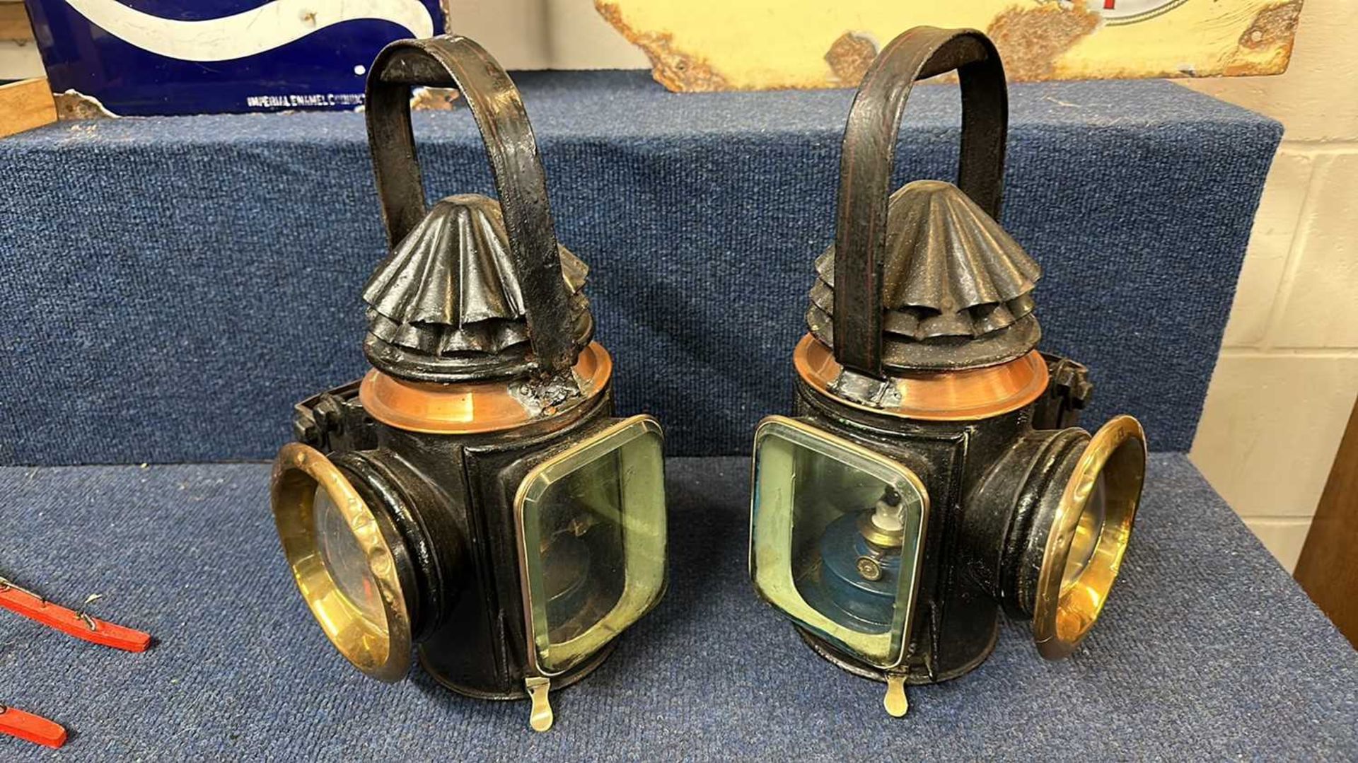 A pair of vintage iron, brass and copper mounted traction engine lamps with bullseye glass and - Bild 2 aus 6