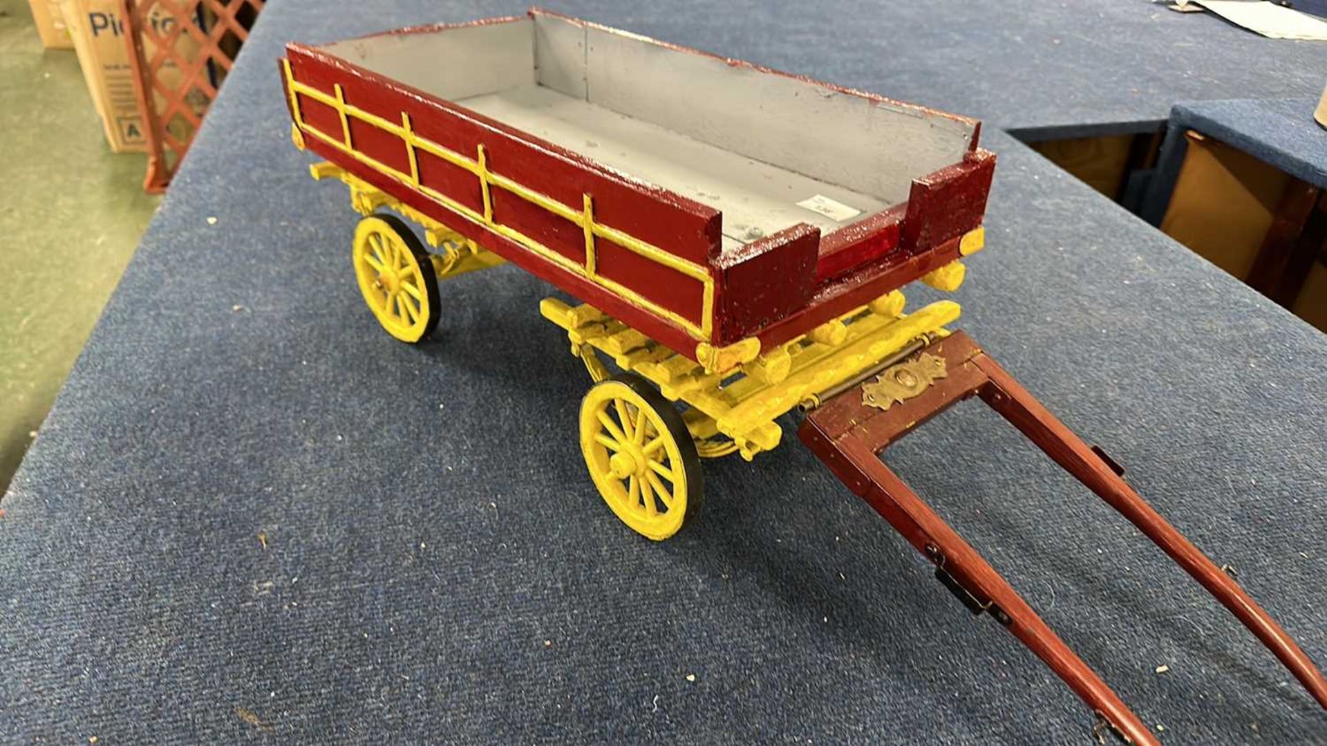 A scratch built model of a double axle low bodied cart, approx 80cm long in total - Bild 2 aus 6