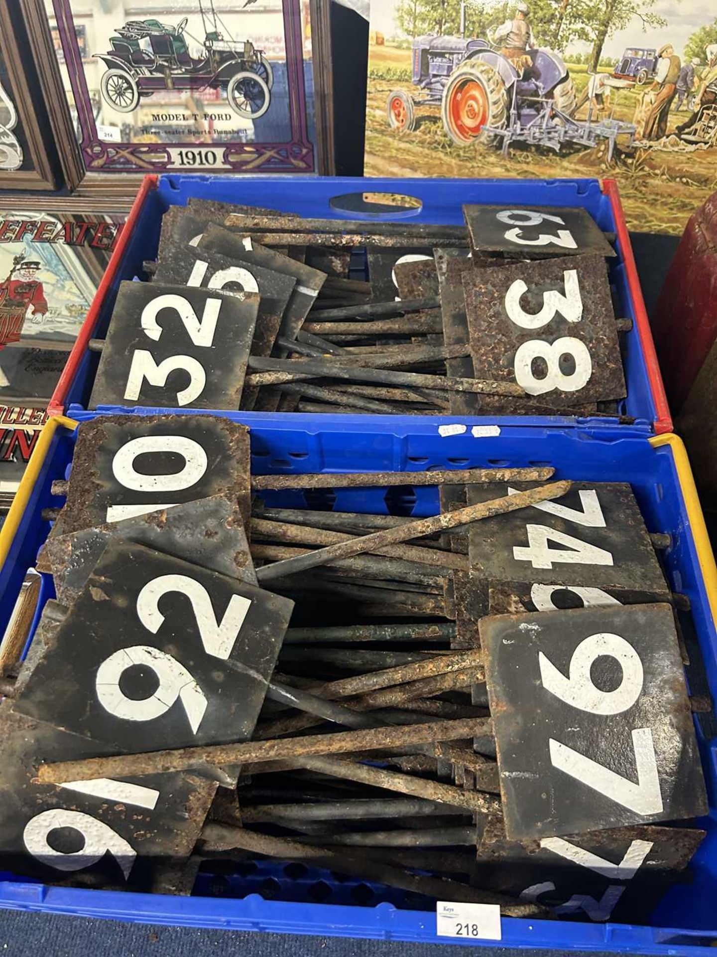 Two boxes of iron row markers with painted numbering - Bild 2 aus 2