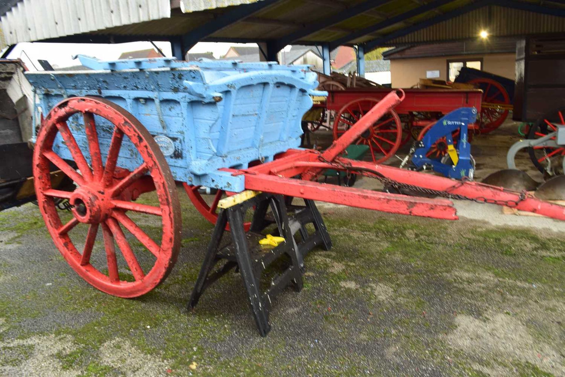 Single axle farm cart with blue and red painted body, (significantly deteriorated condition) - Image 2 of 4