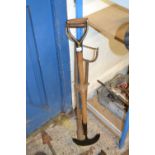 Bundle of garden tools to include dibber and edger