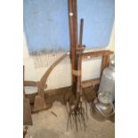 Mixed Lot: various hay forks and others