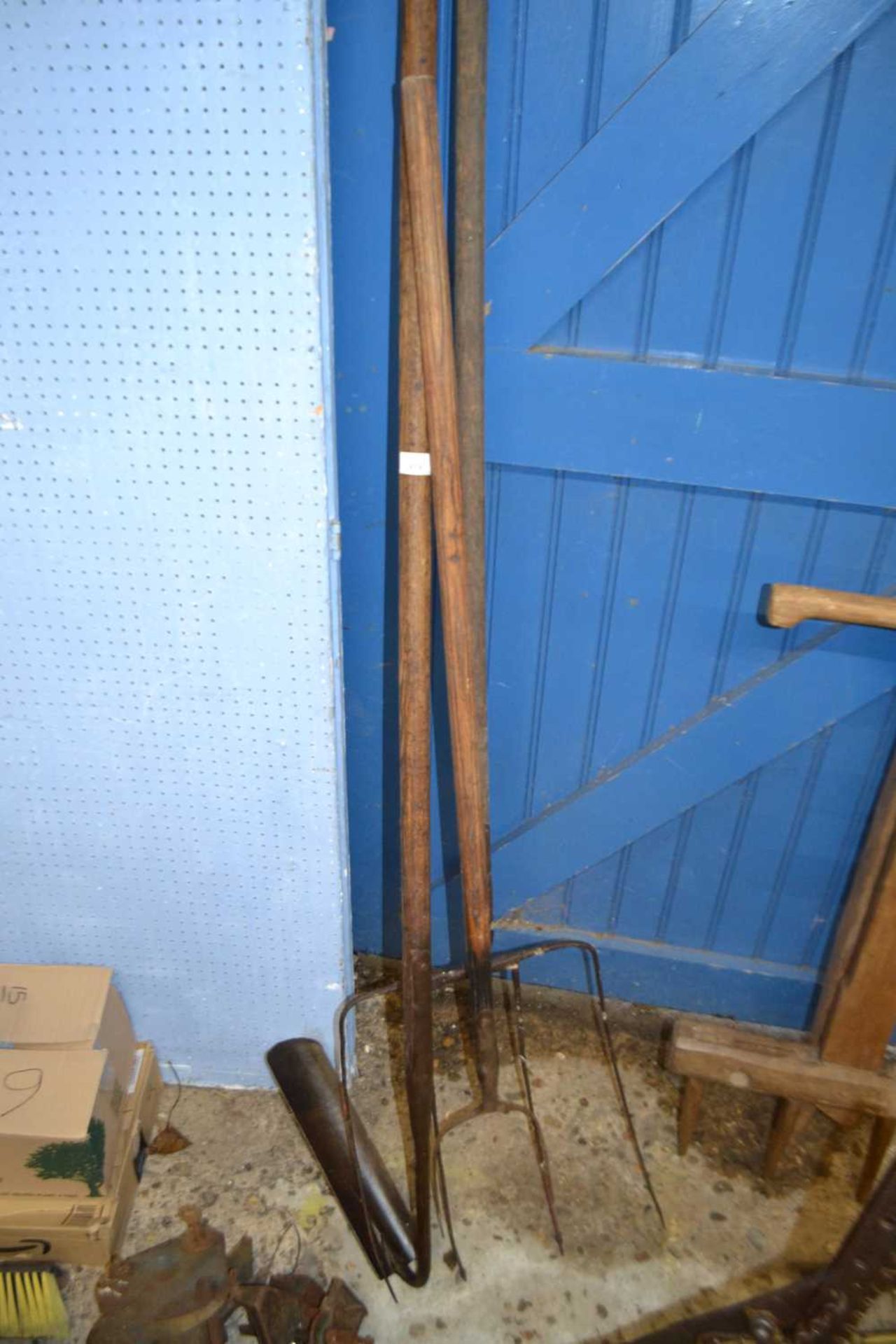 Mixed Lot vintage ditching spade and hay forks