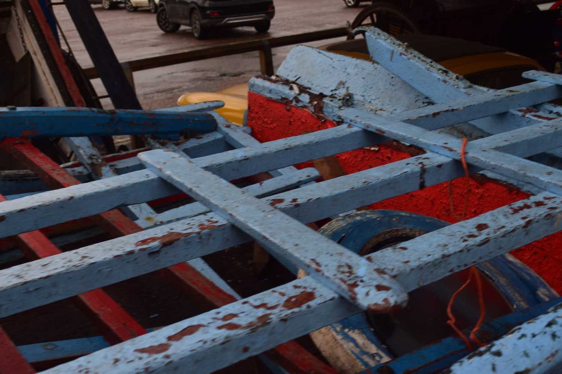 Single axle farm cart with blue and red painted body, (significantly deteriorated condition) - Image 4 of 4