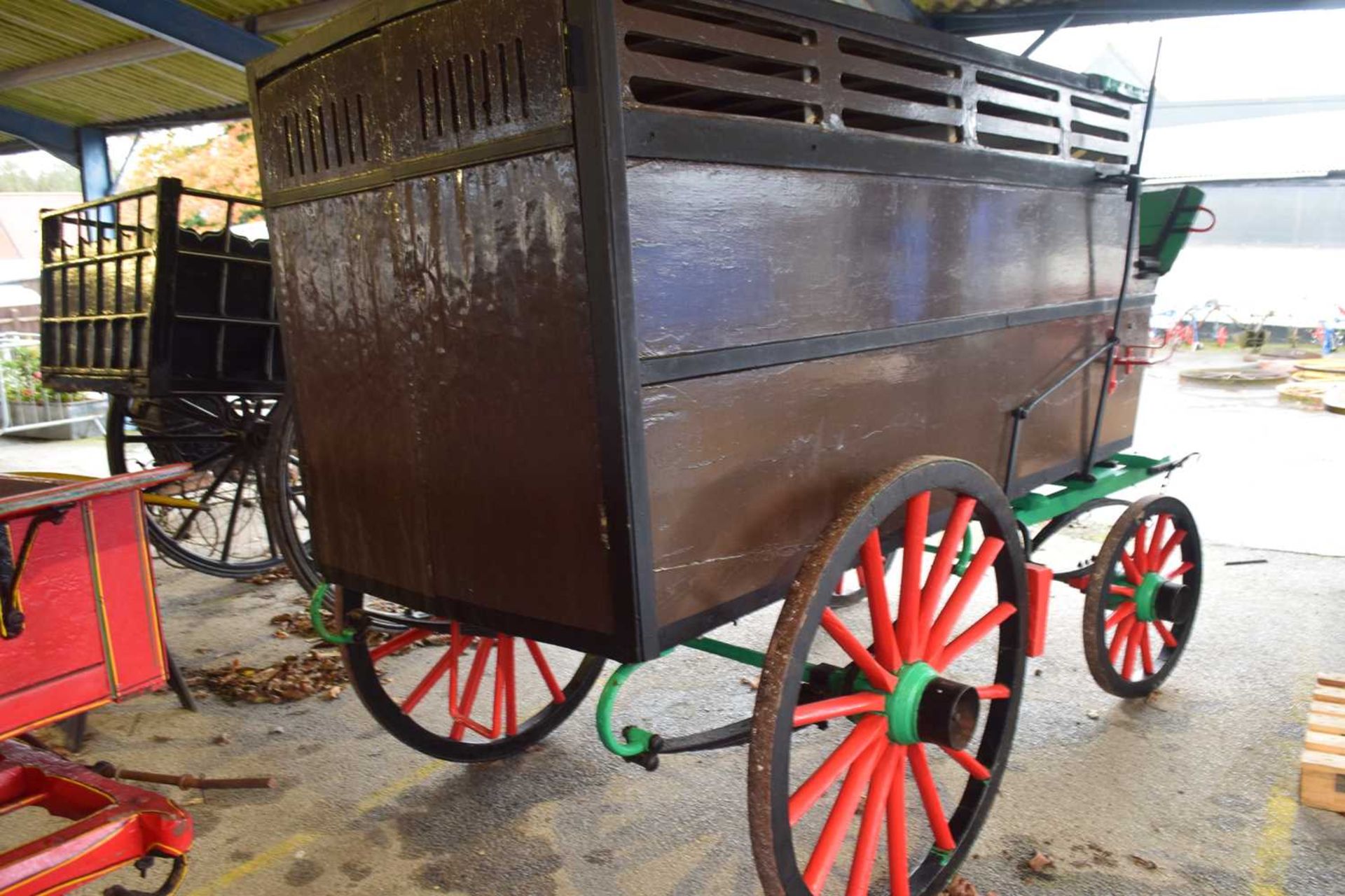 Double axle and wood panelled covered cart with ventilation to sides, for goods transport - Image 2 of 3