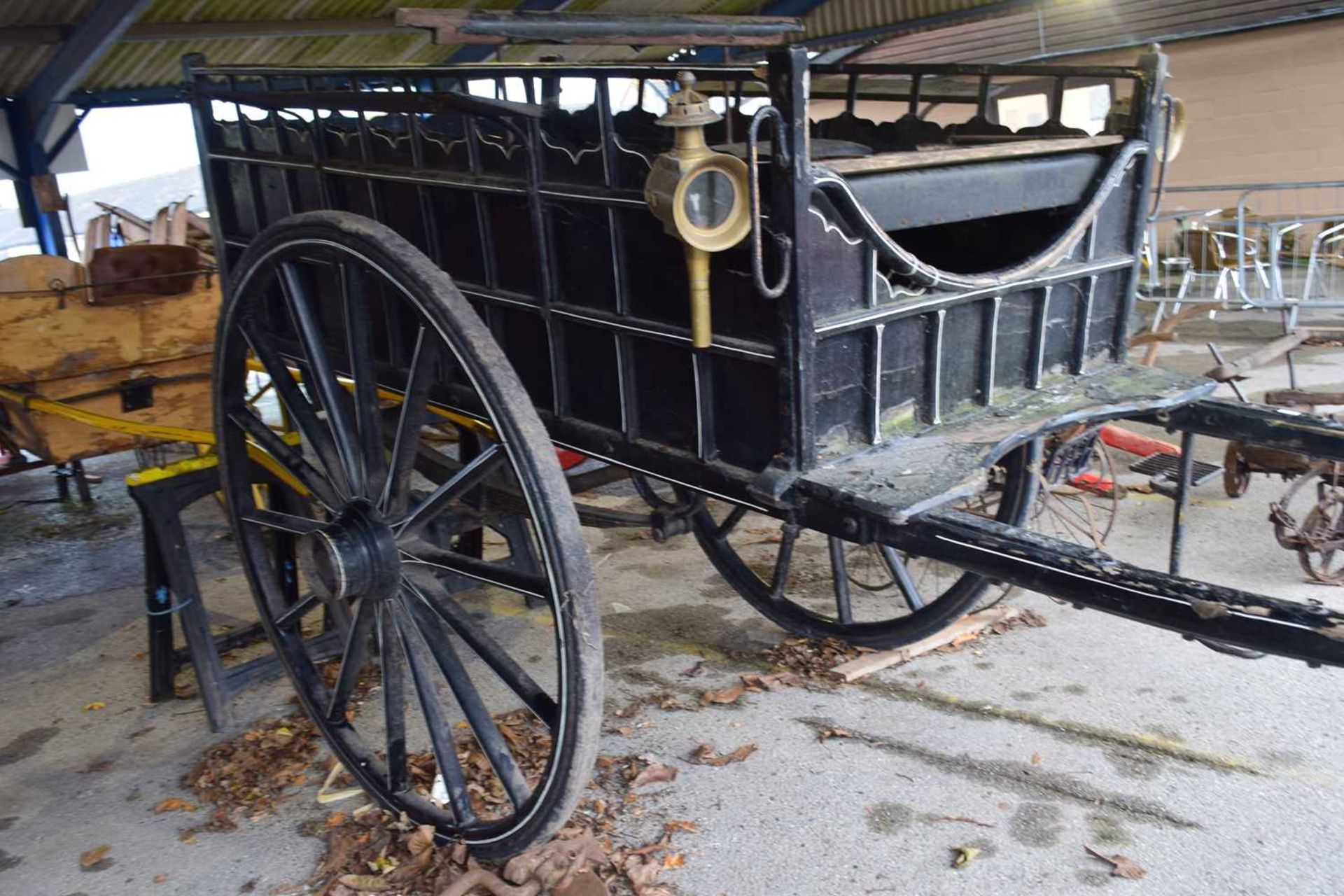 Single axle carriage with upholstered bench to centre and fitte with brass lamps - Image 2 of 3