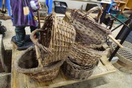 Mixed lot of vintage baskets