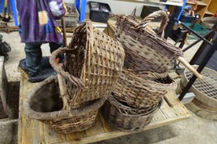 Mixed lot of vintage baskets