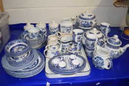 Good quantity of various blue and white willow pattern tea, table and kitchen wares