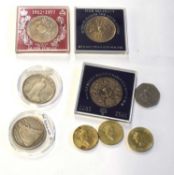 Small quantity of coins to include replica 1935 and 1847 US dollars, cased Silver Jubilee souvenir