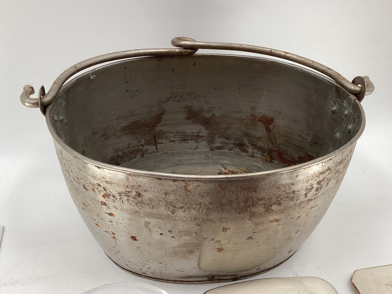 Quantity of items to include a white metal swing handled basket, Herend lidded bowl, Halcyon days - Image 12 of 16