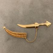 An unmarked yellow metal kukri dagger brooch, 8.2g
