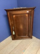 Oak corner cabinet, with decorative shell and plume inlaid design to central panel, with key