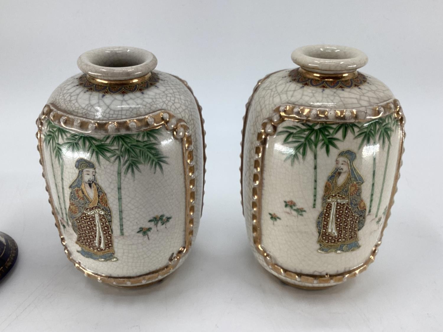 Quantity of ceramics, to include: pair of Japanese Imari satsuma vasses, Toby jugs, etc - Image 16 of 23