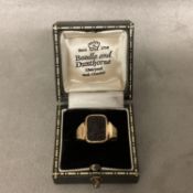 An 18ct gold gents signet ring oblong black basalt plaque bearing image of Hercules 7.19g size S