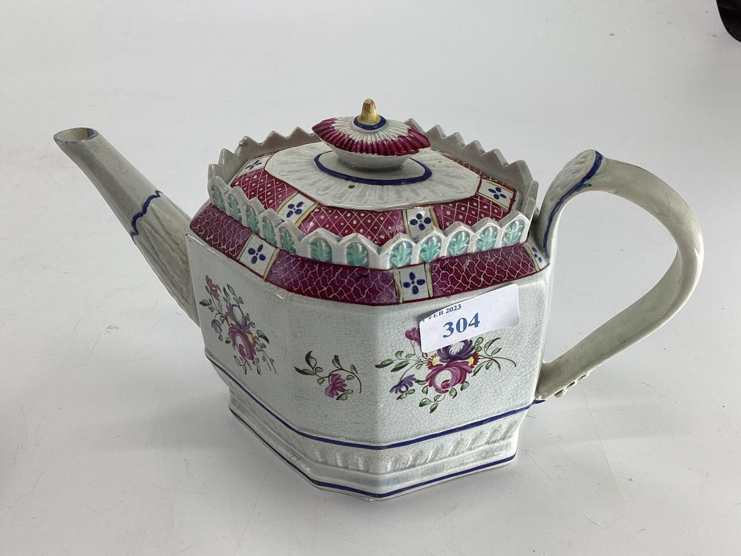 Quantity of ceramics, to include: pair of Japanese Imari satsuma vasses, Toby jugs, etc - Image 21 of 23