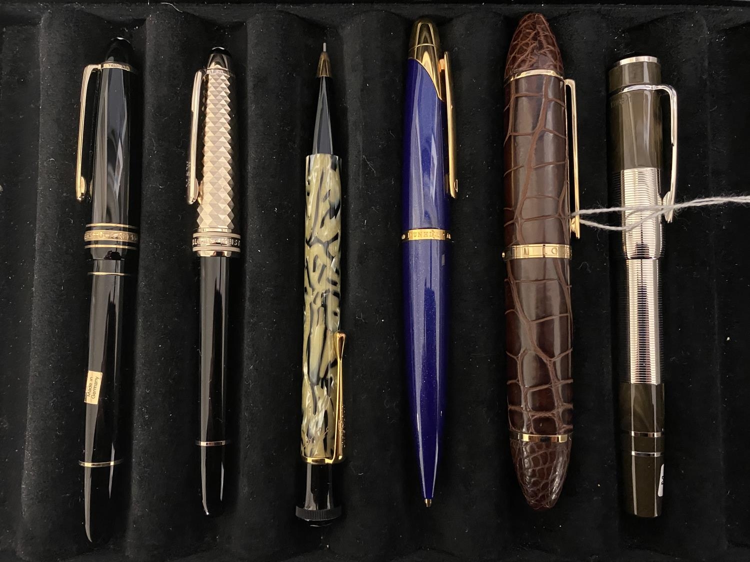 A collection of Fountain Pens, to include Louis Vuitton, 3 Mont Blancs and others, in a presentation - Image 7 of 8