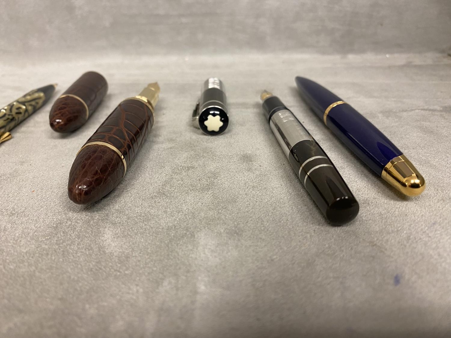 A collection of Fountain Pens, to include Louis Vuitton, 3 Mont Blancs and others, in a presentation - Image 3 of 8