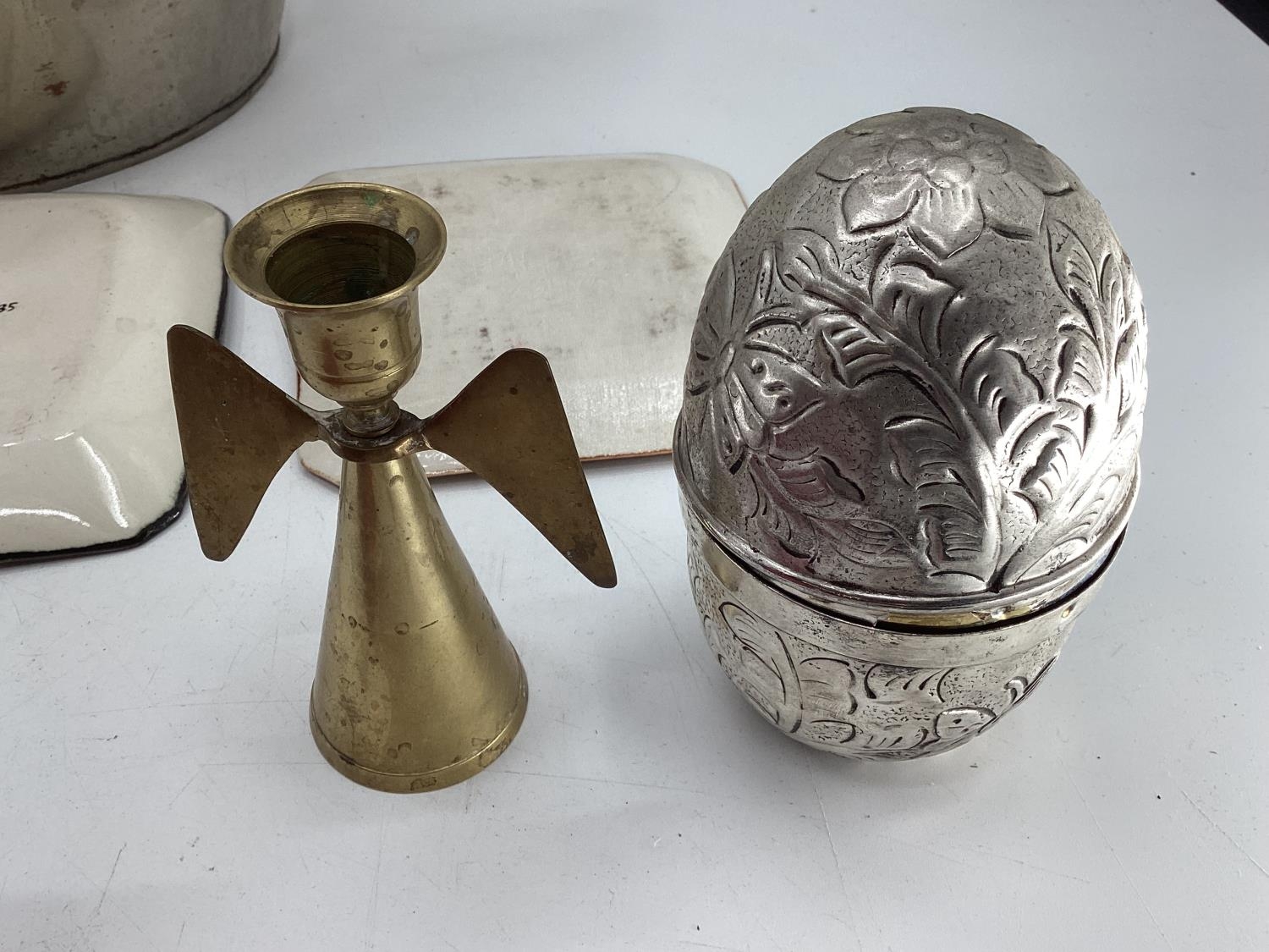 Quantity of items to include a white metal swing handled basket, Herend lidded bowl, Halcyon days - Image 15 of 16