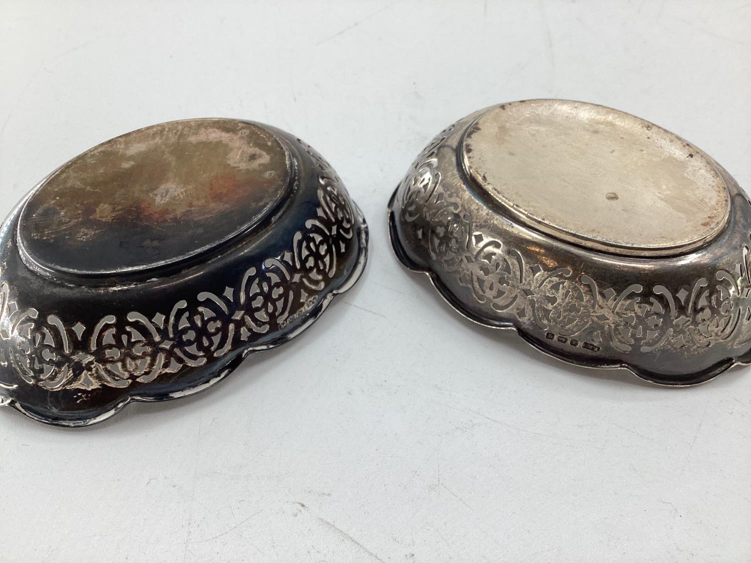 Pair of sterling silver oval pierced dishes and salts and a white metal trinket box - Image 2 of 4