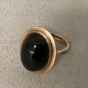 A 9ct gold and onyx ring 6.3g