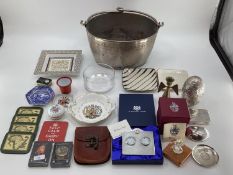 Quantity of items to include a white metal swing handled basket, Herend lidded bowl, Halcyon days